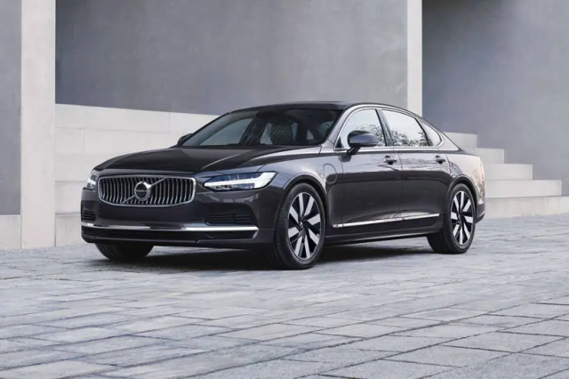 Chi tiết xe Hybrid Volvo S90 Recharge Ultimate 2024 giá 2,89 tỷ đồng, mức tiêu thụ nhiên liệu chỉ 1,4 lít/ 100 km