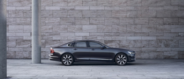 Chi tiết xe Hybrid Volvo S90 Recharge Ultimate 2024 giá 2,89 tỷ đồng, mức tiêu thụ nhiên liệu chỉ 1,4 lít/ 100 km