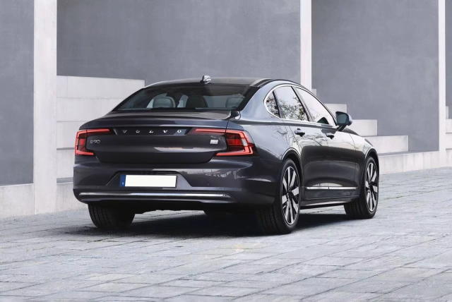 Chi tiết xe Hybrid Volvo S90 Recharge Ultimate 2024 giá 2,89 tỷ đồng, mức tiêu thụ nhiên liệu chỉ 1,4 lít/ 100 km