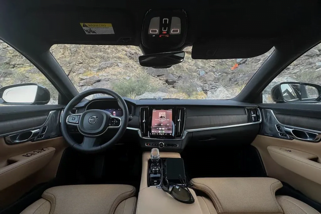 Chi tiết xe Hybrid Volvo S90 Recharge Ultimate 2024 giá 2,89 tỷ đồng, mức tiêu thụ nhiên liệu chỉ 1,4 lít/ 100 km