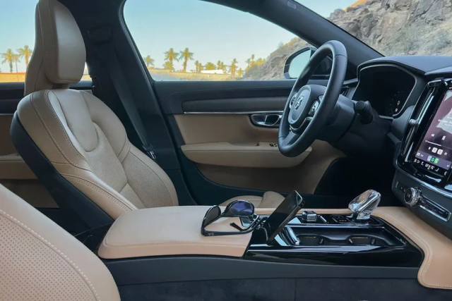 Chi tiết xe Hybrid Volvo S90 Recharge Ultimate 2024 giá 2,89 tỷ đồng, mức tiêu thụ nhiên liệu chỉ 1,4 lít/ 100 km