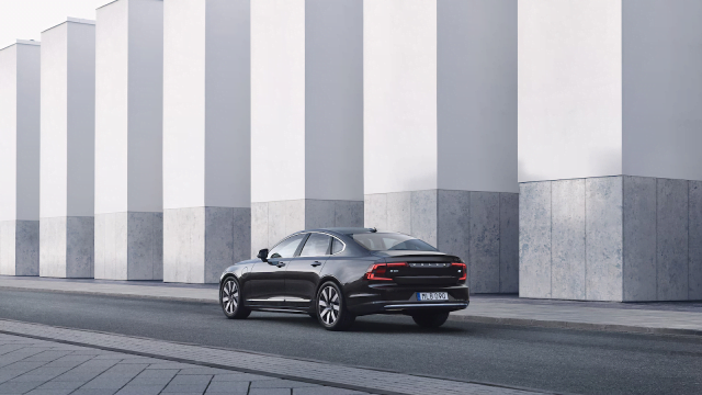 Chi tiết xe Hybrid Volvo S90 Recharge Ultimate 2024 giá 2,89 tỷ đồng, mức tiêu thụ nhiên liệu chỉ 1,4 lít/ 100 km